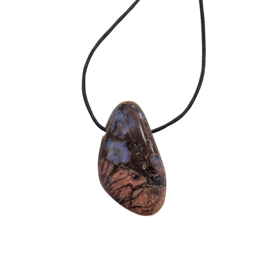 GeoFossils Que Sera Drilled Tumble Stone – multicoloured crystal with blue and pink tones and horizontal drill hole for calm, vitality and spiritual trust