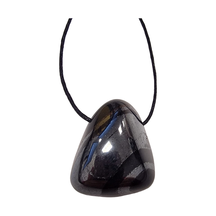Side-drilled Eisenkiesel tumble stone displayed on black vegan cotton cord. This reddish-brown quartz with hematite inclusions enhances vitality, focus, and grounding. Ideal for daily wear, energy work, and sacral root chakra support.
