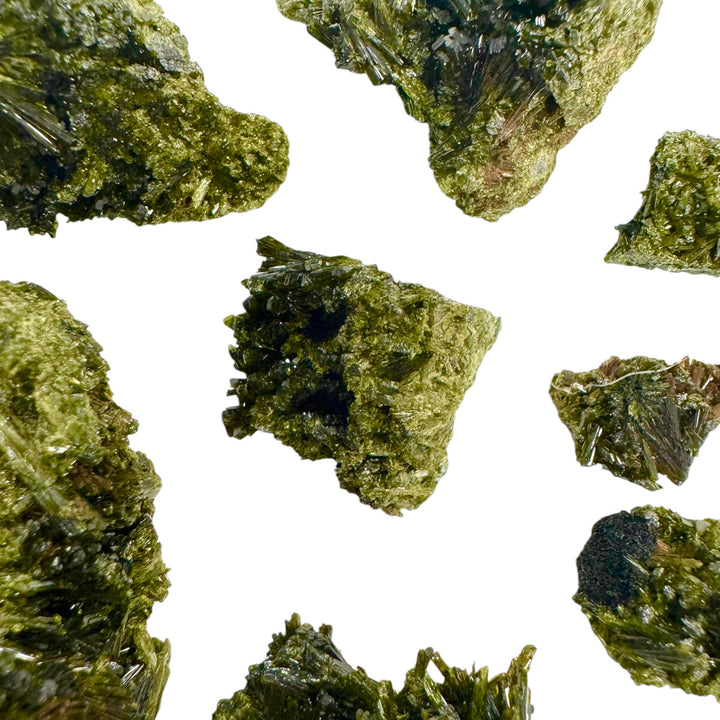 Epidote crystal specimen from Lleida, Spain – olive-green prismatic formation, ideal for mineral collectors and geology studies.