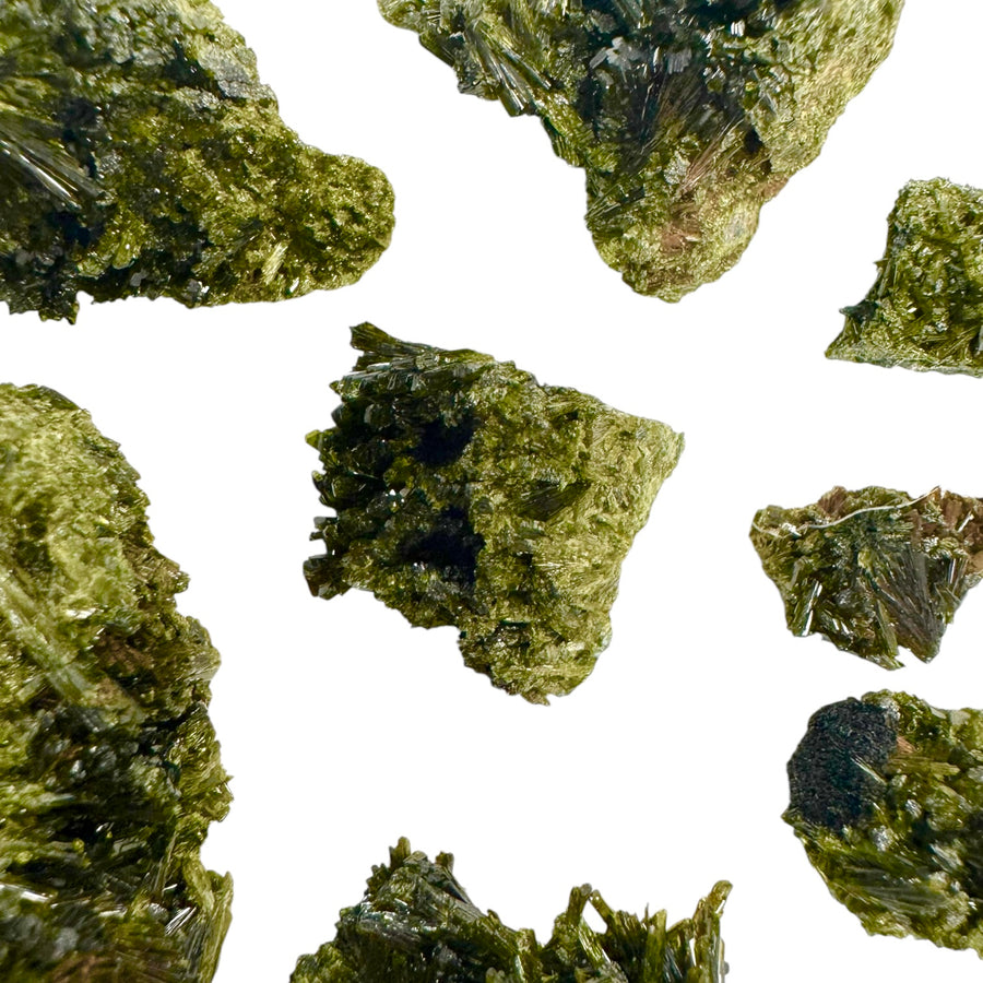 Epidote crystal specimen from Lleida, Spain – olive-green prismatic formation, ideal for mineral collectors and geology studies.
