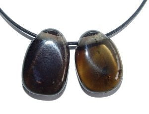 Top-drilled Smoky Quartz tumble stone, ideal for pendants or charms. A grounding crystal that helps release fear, detoxify energy, and balance the root chakra. Perfect for everyday protection and mindful jewellery-making.
